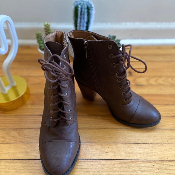 Brown Laced Boots Size 8.5 - Picture 2 of 4